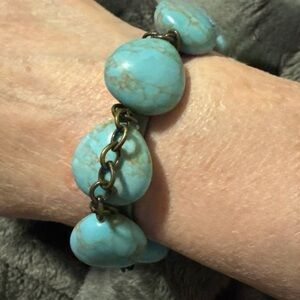 Premiere Designs Faux Turquoise Stretchy Bracelet w/gold tone chain.